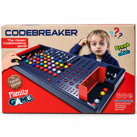 علبة Codebreaker، لعبة كسر الشفرة الكلاسيكية للعيلة، وعليها اللوحة وولد بيحك راسه وهو بيفكر