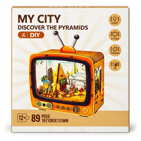 علبة مجسم My City «Discover the Pyramids» للتركيب، لسن 12+، 89 قطعة، عليها مشهد الأهرامات جوه إطار تلفزيون قديم