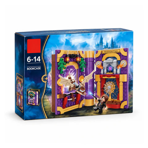 علبة طقم بناء Magic Academy أوضة العرافة، من 6 لـ 14 سنة، عليها الطقم الموف اللي على شكل كتاب مفتوح على أوضة قراءة الطالع وتنين