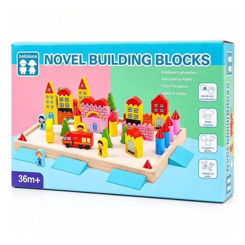 علبة Novel Building Blocks من 36 شهر وطالع، عليها مدينة خشب فيها بيوت وأبراج وشجر ومجسمات صغيرة على قاعدتها
