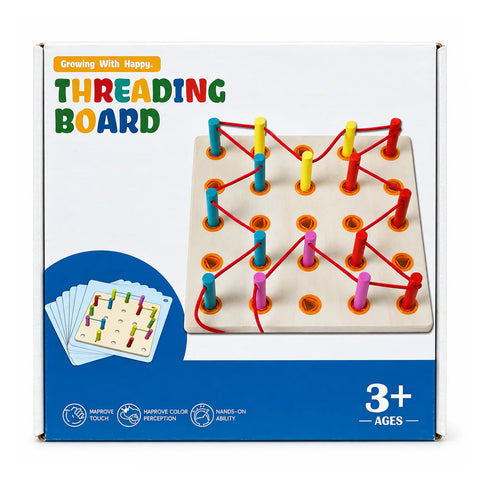 علبة Threading Board لسن 3+، عليها أوتاد ملونة وخيط أحمر على لوحة خشب وكروت أشكال