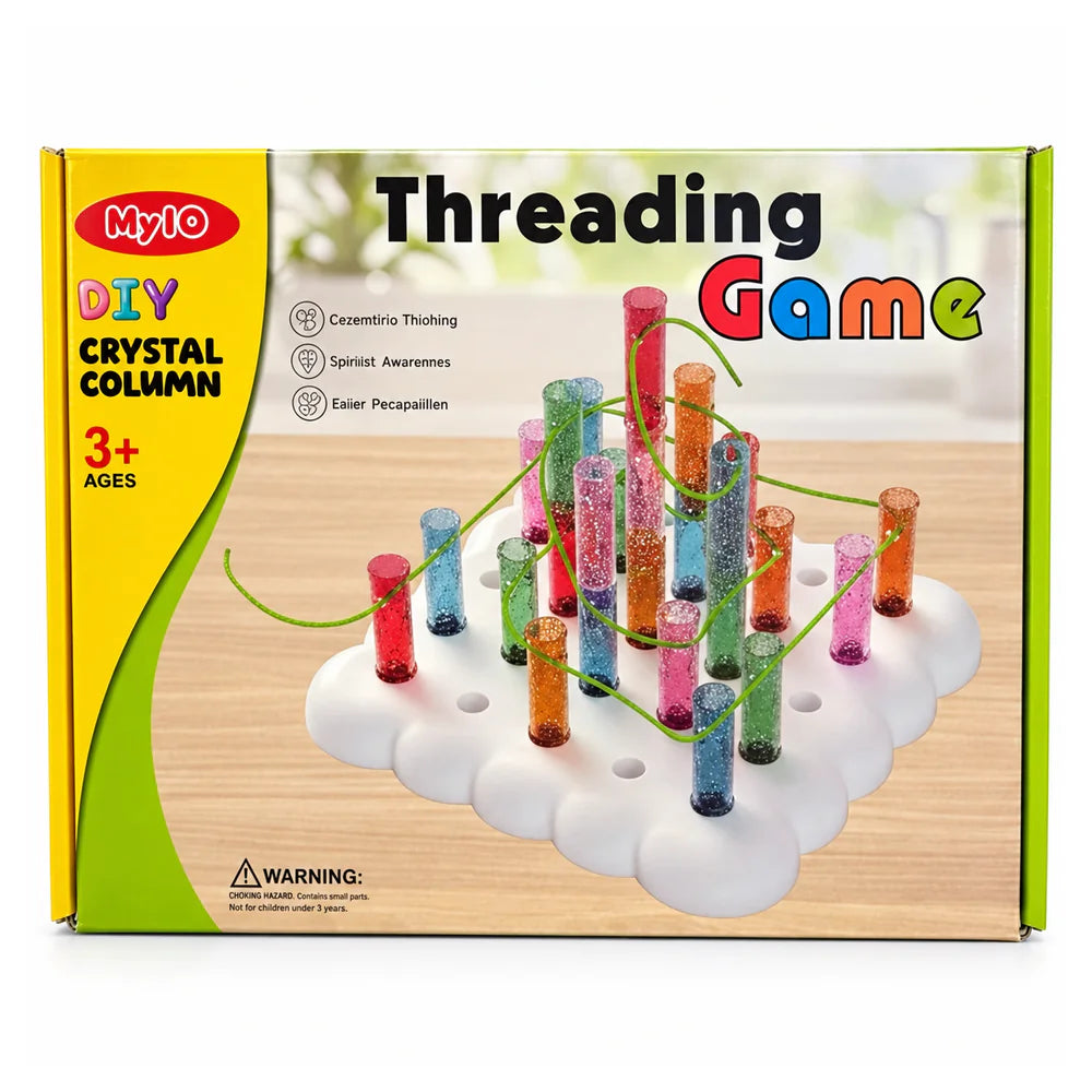 علبة Threading Game بالأعمدة الكريستال، لسن 3+، عليها أنابيب شفافة ملونة على قاعدة بيضا شكل سحابة ومتعدي بينها خيوط